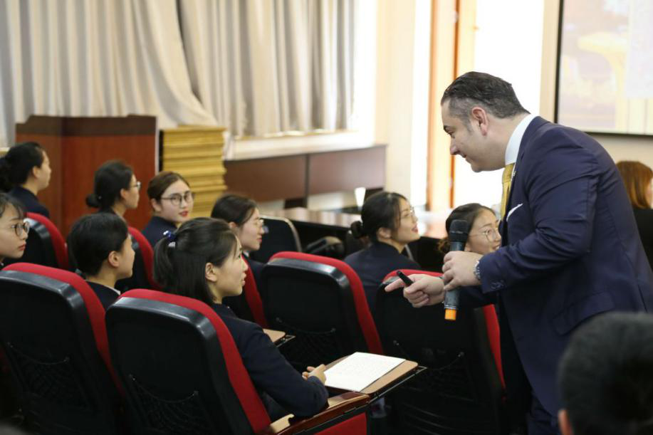 Mr. Behesht回答学生提问.png