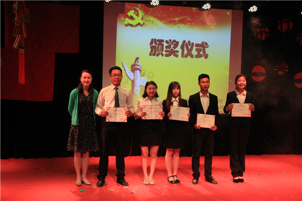 （冠军 艺术队 与龚燕书记合影留念）